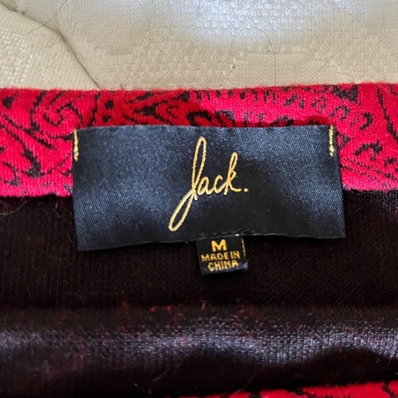 Fitted pencil skirt with unique pattern in red and black. - Picture 3 of 4